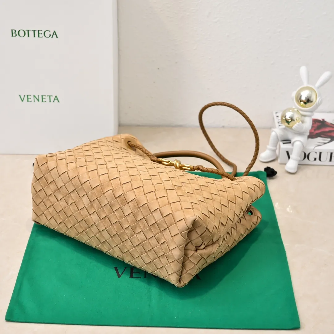 Batch 2360 BV new Andiamo is shipped‼ ️Really popular🔥The new Andiamo woven handbag launched by Bottega Veneta this season is really popular all over the world! ! Celebrities at home and abroad have worn it, and Oscar-winning actress Michelle Yeoh has taken it out on the street. Song Jia, Trai Yara, Yu Feihong, Sanji Ayaka, Rosie Hunting-Whiteley, Yoshioka Riho, etc. have all picked up this bag. It is classic and versatile, showing off its temperament, and the bag capacity is also large, which is very convenient for daily commuting! ! A variety of carrying methods, the shoulder straps can be adjusted by yourself, the original lambskin feels soft and delicate, and the unisex style breaks gender boundaries and brings a more practical and longer-lasting use experience. Andiamo, which has both elegant and casual styles, perfectly interprets the true appearance of "fashionable old money style". Style number: 8463 Size: 32*24*12
